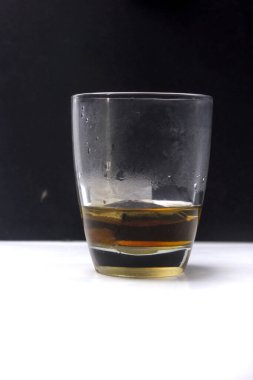 Çay poşetleri bardakta.