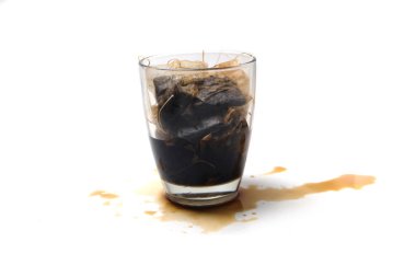 Beyaz arka planda izole edilmiş, bir bardağın içinde..