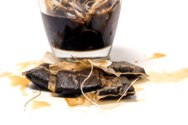 Beyaz arka planda izole edilmiş çay poşetleri.