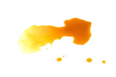 Beyaz arka planda çay sıvısı döküldü