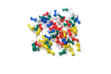 Beyaz Arkaplanda Renkli Plastik İtme İğneleri ve Küçük raptiyeleri İzole Edildi