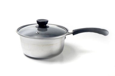 Paslanmaz çelik tencere ve kapak, beyaz arka planda izole, makale veya reklam için iyi