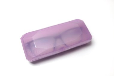 Gözlük kutusu beyaz arkaplanda izole edilmiş, kopyalama alanı, şeffaf gözlük içeride görünür