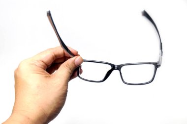 Beyaz arka planda el ele tutuşan gözlük
