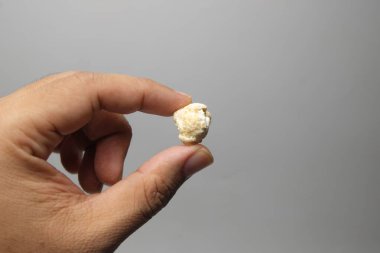 Beyaz arka planda izole edilmiş tereyağı aromalı patlamış mısır.