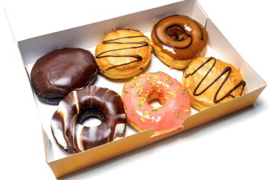 Karton konteynırda yarım düzine çörek.