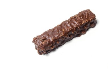 Karamelli çikolata, beyaz arka planda izole edilmiş.