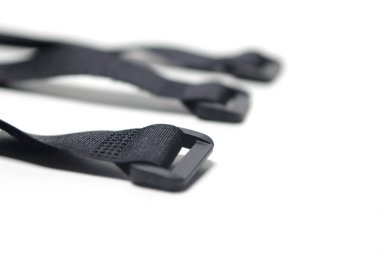 Genellikle teçhizat sağlama, kablo düzenleme ya da sırt çantalarına ve açık hava ekipmanlarına bağlama için kullanılan siyah naylon alet takımı. Her kayış dayanıklı.