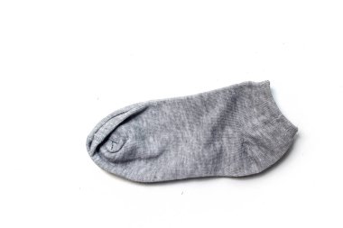 Tek, açık gri, melanjlı ayak bileği çorabı beyaz arka plana yaslanmış.