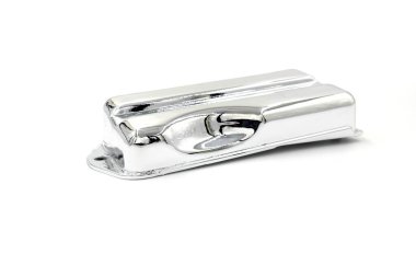 Krom bitmiş motor kapağı, özellikle bir yağ kapağı ya da debriyaj kapağı..