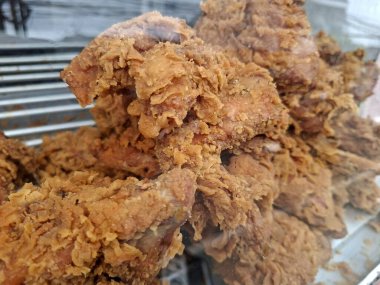 Cam bir vitrinin arkasında sergilenen kıtır kıtır kızarmış tavuk yakın çekim