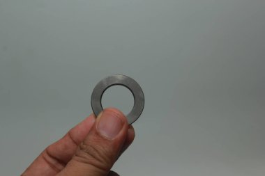 Mekanik bileşen, özellikle düz metal bir çamaşır makinesi veya uzay halkası, genellikle otomotiv ve motosiklet mühendisliğinde kullanılır.