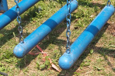 oyun alanı engelli parkuru ya da asılı köprü.