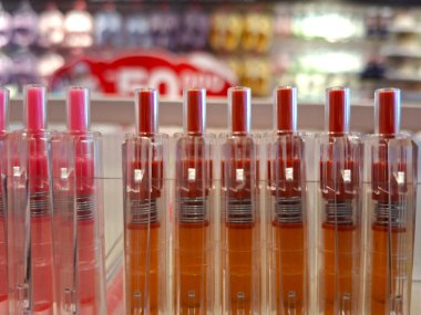 Yüzeyin derinliği sığ bir çekim. Bir raftaki açık plastik geri çekilebilir jel kalemlere odaklanıyor..