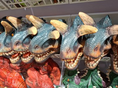 Dinozor temalı el kuklaları mağaza raflarında sergileniyor..