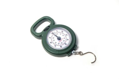 Taşınabilir analog asma ölçeği, genellikle beyaz arka planda izole edilmiş bagaj, balık veya küçük paketlerde kullanılır.