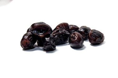 Ajwa veya Amber çeşitliliğinde yüksek kaliteli kurutulmuş tarihler.,