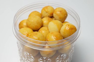 Ağzına kadar altın kahverengisi, ısırık büyüklüğünde Nastar kurabiyeleriyle dolu temiz plastik kavanoz..