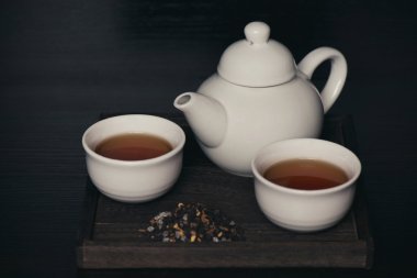 bardak ve çaydanlık ahşap tepsi