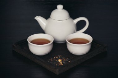 bardak ve çaydanlık ahşap tepsi