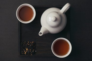 bardak ve çaydanlık ahşap tepsi