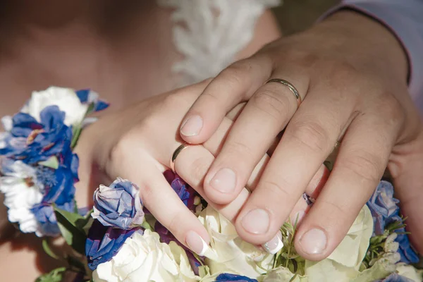 Parmağında Evlilik Yüzüğü Var — Stok fotoğraf