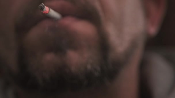 Homem Com Barba Fuma Cigarro Fino Foco Está Rosto Cigarro — Vídeo de Stock