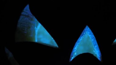 Cadılar Bayramı balkabağı korkunç bir yüzle, içeriden aydınlatılmış, Cadılar Bayramı için çok korkutucu bir balkabağı