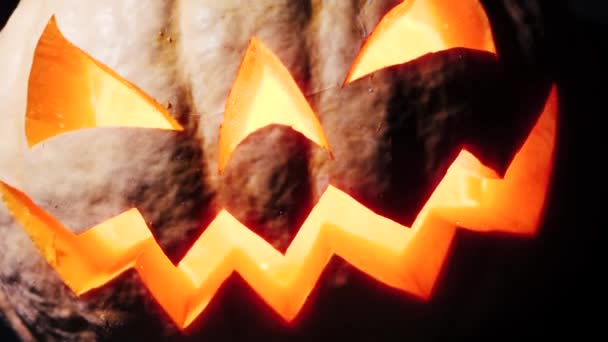 Zucca Halloween Con Una Faccia Spaventosa Illuminata Dall Interno Zucca — Video Stock