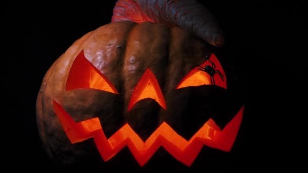 Κολοκύθα Halloween Ένα Τρομακτικό Πρόσωπο Φωτίζεται Από Εσωτερικό Πολύ Τρομακτικό — Αρχείο Βίντεο