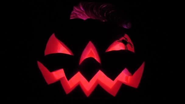 Κολοκύθα Halloween Ένα Τρομακτικό Πρόσωπο Φωτίζεται Από Εσωτερικό Πολύ Τρομακτικό — Αρχείο Βίντεο