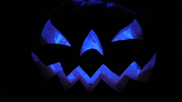 Zucca Halloween Con Una Faccia Spaventosa Illuminata Dall Interno Zucca — Video Stock