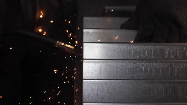 Κοντινές Εργασίες Μεταλλικό Χάλυβα Και Σίδηρο Χρησιμοποιώντας Μηχανή Συγκόλλησης Φωτεινές — Αρχείο Βίντεο