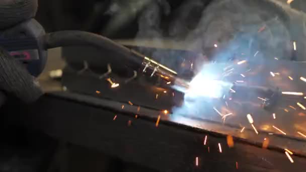 溶接機 明るい火花と非常に遅い動きで点滅を使用して金属鋼と鉄との密接な作業 — ストック動画