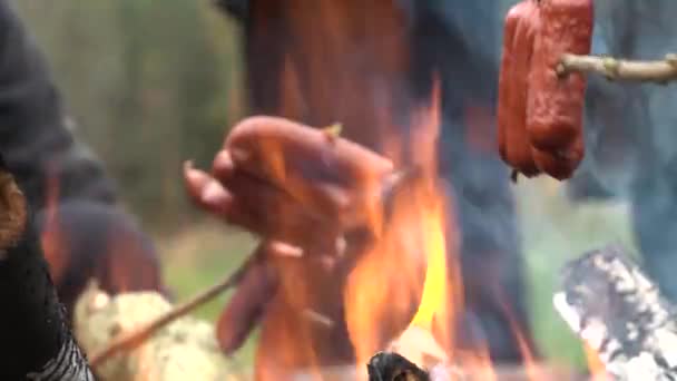 Les Saucisses Épinglées Sur Bâton Sont Cuites Sur Feu — Video