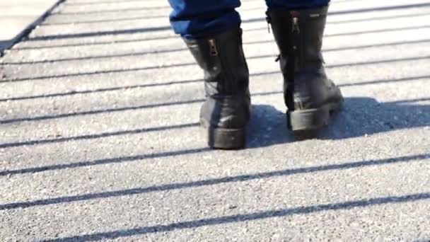 Mujer Camina Por Puente Sus Piernas Barandillas Sombra — Vídeo de stock