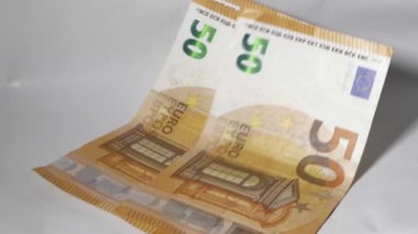 Avro parası yığına düşer.