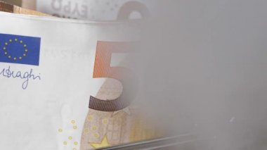 Alışveriş arabasından para kayboluyor ve ilaçlar ortaya çıkıyor.