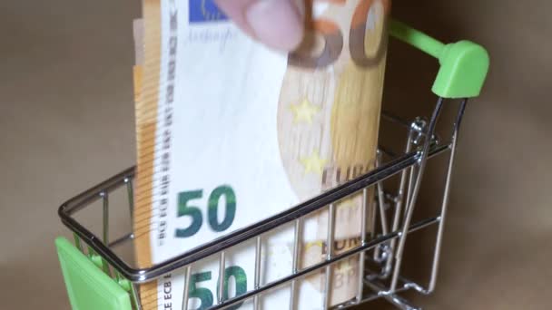 欧元是用你的手指头从购物车里拿出来的 — 图库视频影像