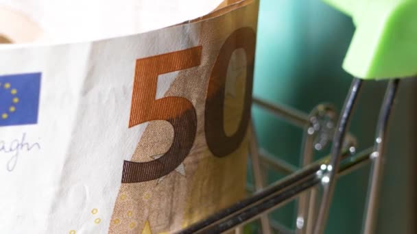 Euro Wordt Met Vingers Uit Winkelwagen Gehaald — Stockvideo