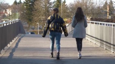 Köprü boyunca iki kız yürüdü.