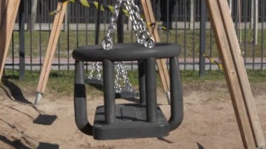 Oyun alanı kapalı, yakın çekim, salıncak hareketleri