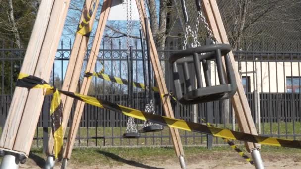 Детская Площадка Закрыта Крупным Планом Качели Движутся — стоковое видео