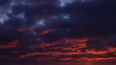 Zaman geçiyor. Güneş doğarken sabah kırmızı bulutlar.