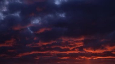 Zaman geçiyor. Güneş doğarken sabah kırmızı bulutlar.