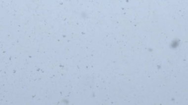 Gökyüzünden büyük kar taneleri düşüyor.