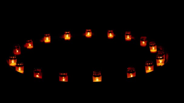 Lilin Peringatan Ditempatkan Dalam Lingkaran — Stok Video