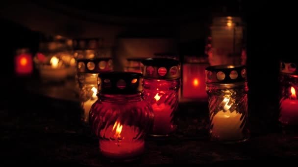 Αναμνηστικά Κεριά Καίνε Στο Σκοτάδι — Αρχείο Βίντεο