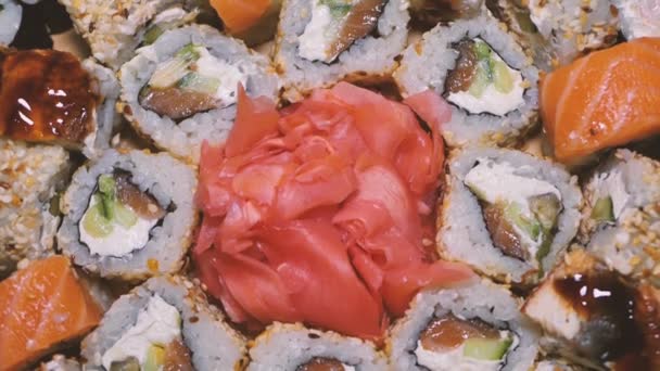 Všechny Druhy Sushi Růžovým Nakládaným Zázvorem — Stock video