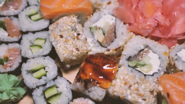 Alla Sorters Sushi Med Rosa Inlagd Ingefära — Stockvideo